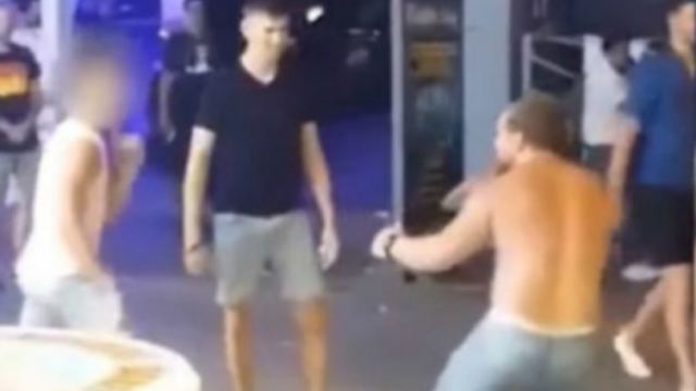 Αθλητής MMA ισοπεδώνει τους δύο μεθυσμένους τουρίστες που τον προκαλούσαν (vid)
