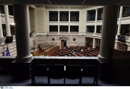 Αττική Οδός: «Μπαλάκι» οι ευθύνες και «χιονοστιβάδα» πολιτικών εξελίξεων με «καυτό» τριήμερο στην Βουλή