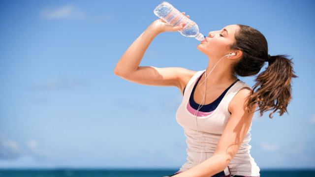 Πόσο νερό πρέπει να πίνετε τελικά κάθε μέρα