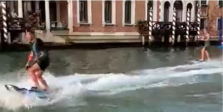 Βενετία: Οι «θρασύτατοι» τουρίστες πλήρωσαν πρόστιμο για το surfboard στα κανάλια της ιταλικής πόλης