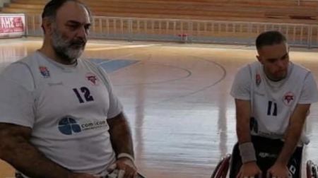Θεσσαλονίκη: Αν και αρτιμελής, επέλεξε να αγωνιστεί με αναπηρικό αμαξίδιο δίπλα στον πατέρα του