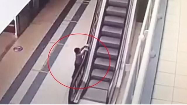 Τρομακτικό ατύχημα σε κυλιόμενη σκάλα εμπορικού κέντρου στη Ρωσία - Παιδάκι έπεσε από τα 6 μέτρα [βίντεο]