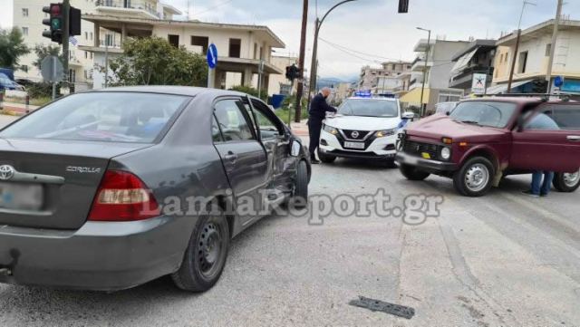 Λαμία: Τροχαίο στα φανάρια της αστυνομίας - Δείτε εικόνες