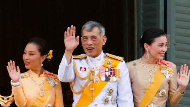 Ταϊλάνδη: Θρόνος για... τρεις - Ο βασιλιάς στέφει την ερωμένη του δεύτερη βασίλισσα
