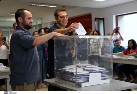 Στην Καισαριανή ψήφισε ο Αλέξης Τσίπρας: «Οι αληθινοί, οι μεγάλοι αγώνες δεν είναι οι εσωκομματικοί»