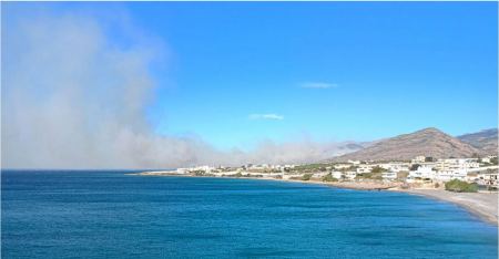 Κρήτη: Μεγάλη φωτιά στην Ιεράπετρα, πνέουν άνεμοι 8 μποφόρ - Επιχειρούν 41 πυροσβέστες και δύο ελικόπτερα