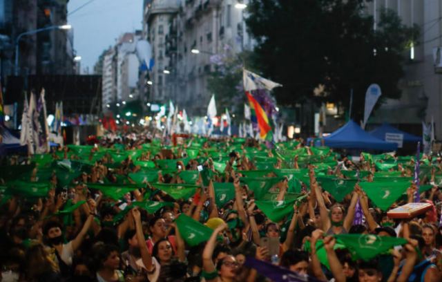 Διχάζει την Αργεντινή η νομιμοποίηση των αμβλώσεων - Διαδηλώσεις μπροστά από τη Βουλή