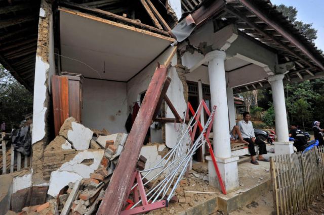 Ινδονησία: Πέντε νεκροί από τον πανίσχυρο σεισμό των 6,9 Ρίχτερ