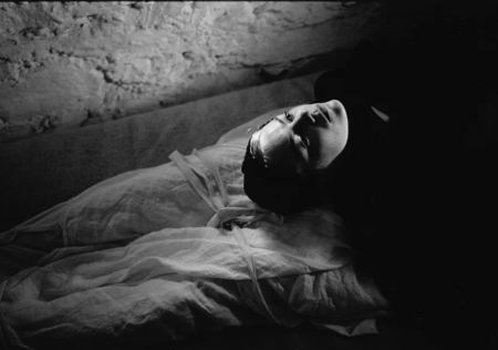 Γιώργος Λάνθιμος: Οι πρώτες φωτογραφίες από τα γυρίσματα με την Εμμα Στόουν και το τρέιλερ της ταινίας για τη Λυρική [βίντεο]