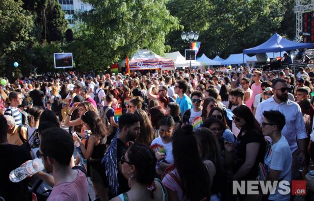 Πλήθος κόσμου στο Αthens Pride στο κέντρο της Αθήνας