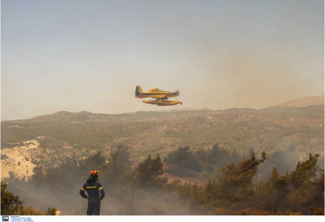 Συνεχίζεται η μάχη με τις αναζωπυρώσεις στην Κάρυστο - Οριοθετήθηκε η φωτιά στην Υλίκη