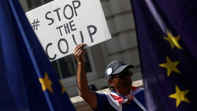 Βρετανία: «Αντίμετρα» από τον Κόρμπιν και μαζικές διαδηλώσεις