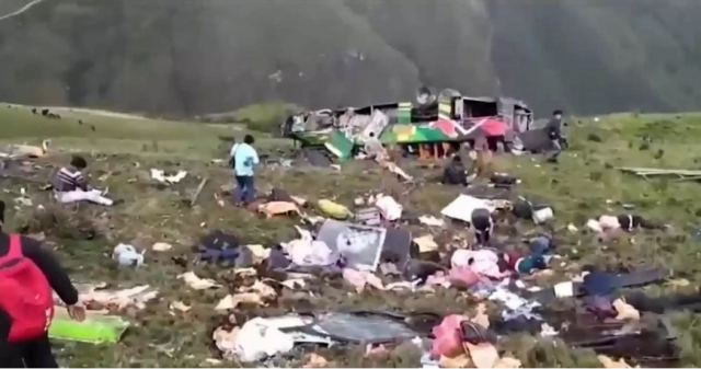 Περού: Συγκλονιστικές εικόνες από την πτώση λεωφορείου σε χαράδρα – Τουλάχιστον 20 νεκροί