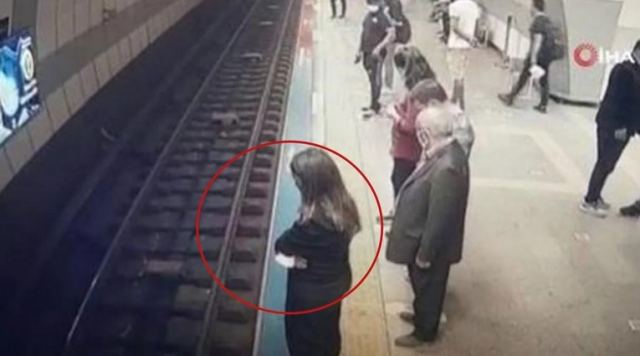 Γυναίκα πήδηξε στις ράγες του μετρό για να αυτοκτονήσει και γλίτωσε χωρίς γρατζουνιά