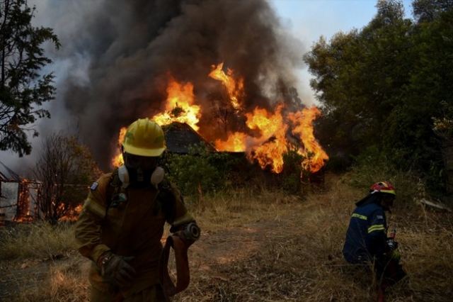 Φωτιά στην Αχαΐα: 16 τραυματίες και 20 καμένα σπίτια - Συνεχίζεται η μάχη με τις φλόγες