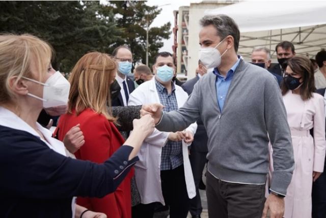 Έκκληση Μητσοτάκη στους ηλικιωμένους: &quot;Μην διστάσετε να εμβολιαστείτε&quot; - Εγκαίνια 18 κλινών ΜΕΘ στη Θεσσαλονίκη