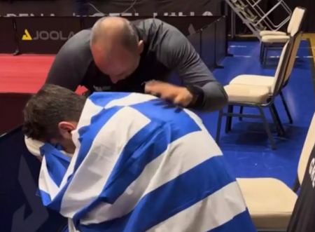 Ο δακρυσμένος Παναγιώτης Γκιώνης τυλίχθηκε με την ελληνική σημαία μετά την πρόκριση στους Ολυμπιακούς Αγώνες 2024