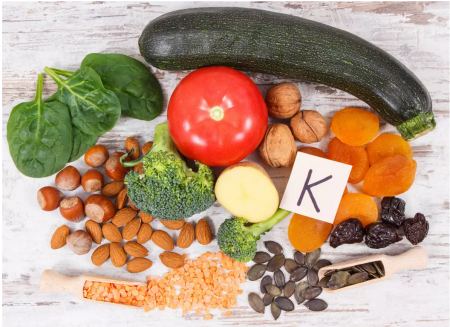 Βιταμίνη Κ: Ποια είναι τα μεγαλύτερα οφέλη στην υγεία και σε ποιες τροφές υπάρχει