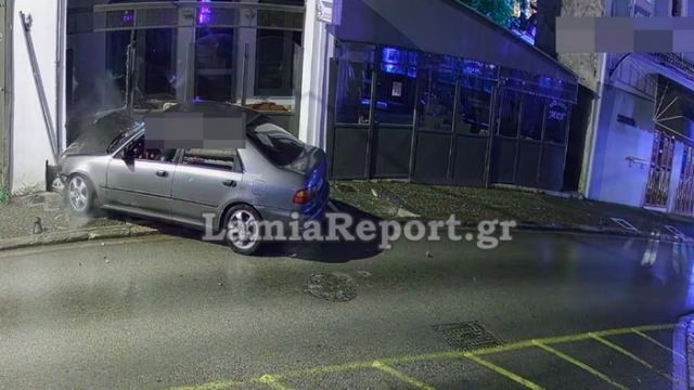 Η κάμερα κατέγραψε πως αυτοκίνητο «καρφώθηκε» σε μαγαζί στη Λαμία
