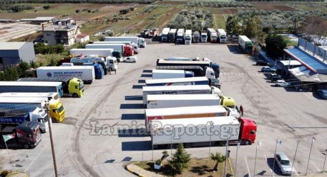 Εκατοντάδες ακινητοποιημένα φορτηγά στη Λαμία - Εικόνες από ψηλά!