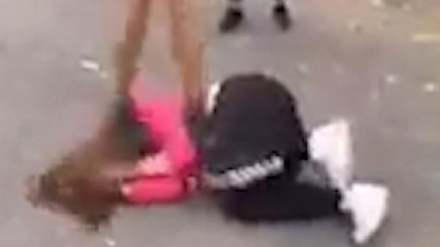 Βίντεο που σοκάρει - 14χρονες σακάτεψαν στο ξύλο συμμαθήτρια τους
