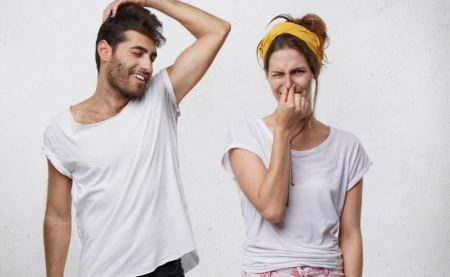 Οι ελεύθεροι άνδρες μυρίζουν περισσότερο από τους παντρεμένους και οι γυναίκες μπορούν να το καταλάβουν