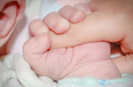 Επίδομα γέννησης: Πότε θα εξοφληθούν τα αναδρομικά – Ποιες μητέρες μπορούν να διεκδικήσουν 7.020 ευρώ