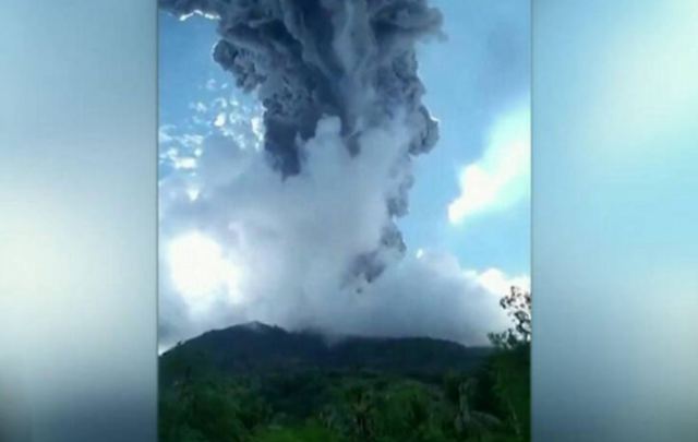 Απίστευτες εικόνες από την έκρηξη ηφαιστείου στην Ινδονησία – Έτρεχαν για να γλιτώσουν από τα δηλητηριώδη αέρια