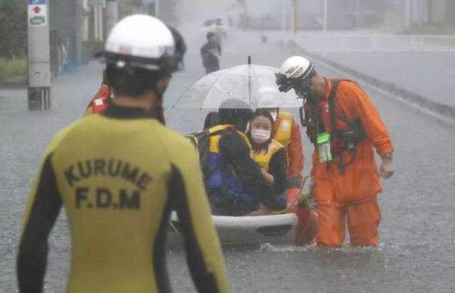 Πλημμύρες σαρώνουν την Ιαπωνία: «Βούλιαξε» η Χιροσίμα