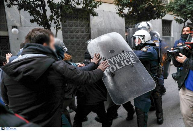 Πορεία για τον Κουφοντίνα: Καταγγελία φωτορεπόρτερ ότι τον χτύπησε αστυνομικός