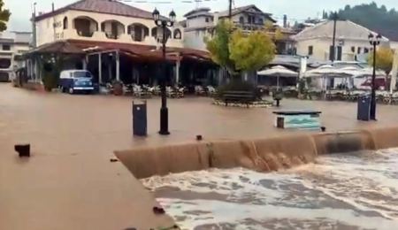 Απίστευτες εικόνες στα Σύβοτα: Ο κεντρικός δρόμος έγινε ποτάμι και σχηματίστηκε… καταρράκτης στη θάλασσα