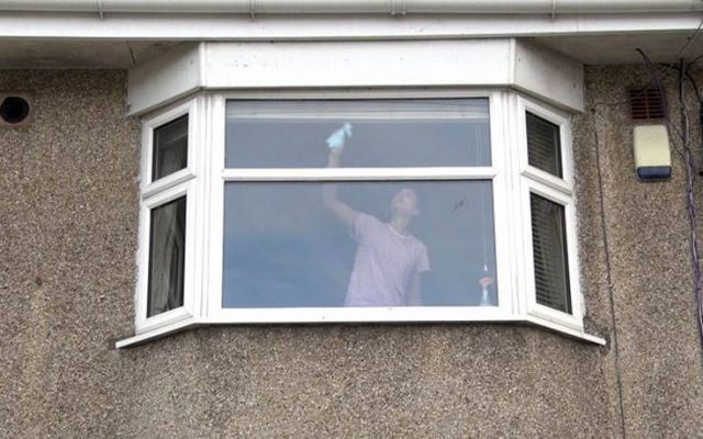 Τι μπορεί να κρύβει η φωτογραφία μιας γυναίκας που καθαρίζει παράθυρα
