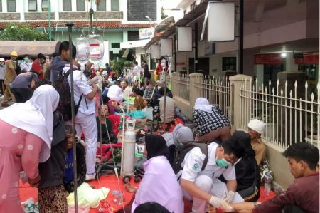 Ινδονησία: Δεκάδες νεκροί και εκατοντάδες τραυματίες μετά τον σεισμό των 5,6 Ρίχτερ