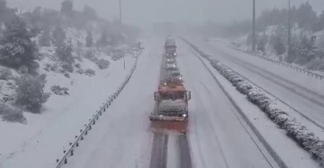 Φθιώτιδα: Έντονη χιονόπτωση και ντεραπαρισμένα αυτοκίνητα στην εθνική οδό