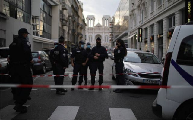 Συγκλονισμένη η Γαλλία την επομένη του εγκλήματος με τρεις νεκρούς στη Νίκαια