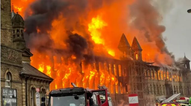 Βρετανία: Στις φλόγες παραδόθηκε το εμβληματικό κτίριο Dalton Mills όπου γυρίζονται το Peaky Blinders και το Downton Abbey