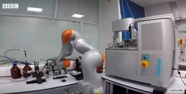 Ο πρώτος ρομποτικός χημικός που κάνει μόνος του πειράματα στο εργαστήριο για ώρες (video)