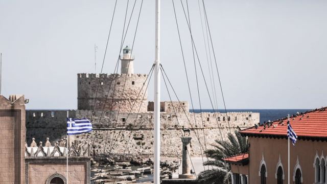 Ρόδος: 48χρονος κατέβασε την ελληνική σημαία, τον καταδίωξαν και μαχαίρωσε αστυνομικό!