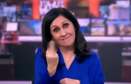 Ζήτησε συγνώμη η παρουσιάστρια του BBC που ύψωσε το μεσαίο δάχτυλο on air