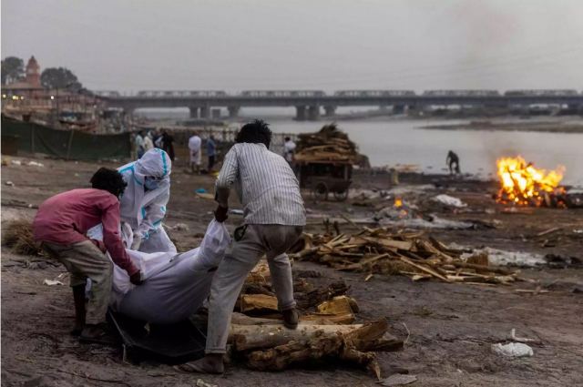 Φρίκη στην Ινδία: Δεκάδες πτώματα πιθανών θυμάτων κορονοϊού ξεβράστηκαν στις όχθες του Γάγγη