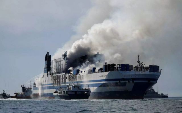 Euroferry Olympia: Αναζωπυρώθηκε η φωτιά μόλις άνοιξε ο καταπέλτης στο πλοίο - Τρεις οι αγνοούμενοι
