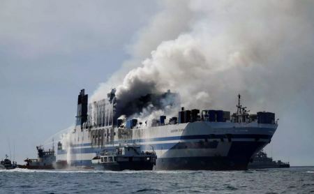 Euroferry Olympia: Αναζωπυρώθηκε η φωτιά μόλις άνοιξε ο καταπέλτης στο πλοίο - Τρεις οι αγνοούμενοι