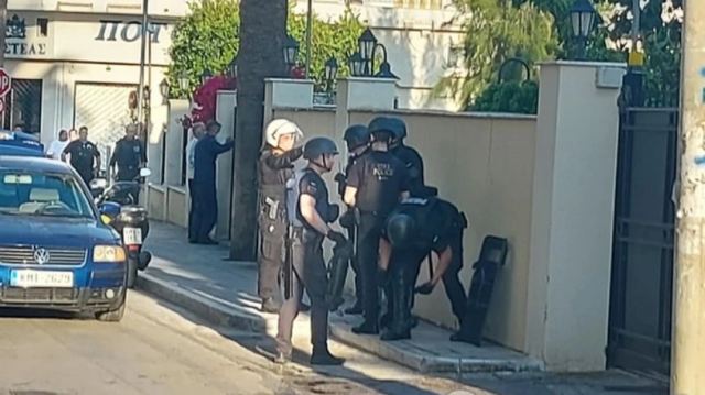 Καλαμάτα: Συνελήφθη άντρας που εισέβαλε με το αυτοκίνητό του στο προαύλιο της Τράπεζας της Ελλάδος