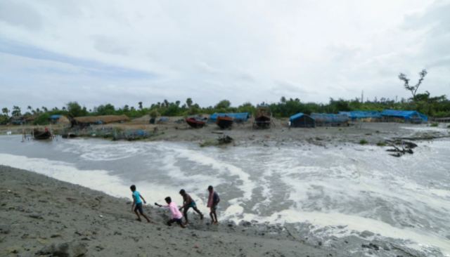 Έφτασε στις ανατολικές ακτές της Ινδίας ο κυκλώνας Γιας - Χιλιάδες άνθρωποι στα καταφύγια