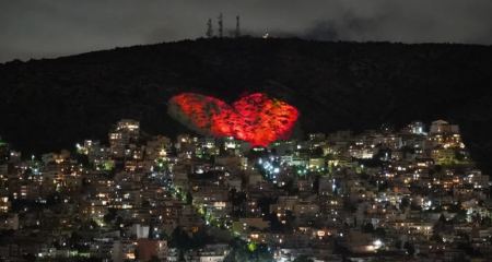 Χαϊδάρι: Φωτίζεται κόκκινη για τον Άγιο Βαλεντίνο η πελώρια σμιλεμένη καρδιά στο νταμάρι
