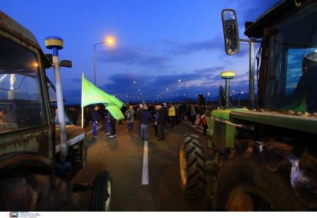 Συνεδριάζουν οι αγρότες στα μπλόκα: Αύριο στη Νίκαια οι οριστικές αποφάσεις, πού έχουν κλείσει την εθνική