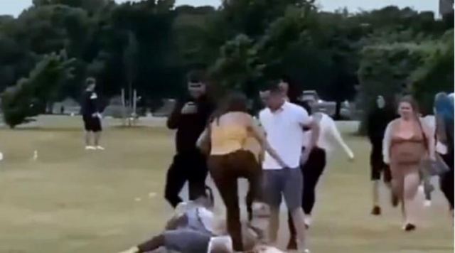 Βρετανία - Σοκαριστικό βίντεο: Άγριος ξυλοδαρμός 20χρονης από γυναίκες με κλωτσιές στο κεφάλι