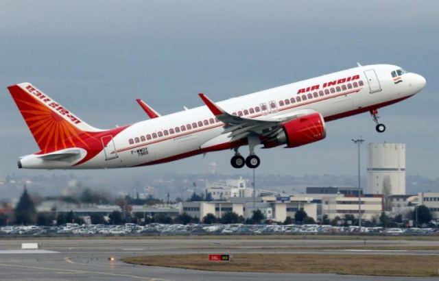 Αεροσυνοδός έπεσε από αεροσκάφος της Air India!
