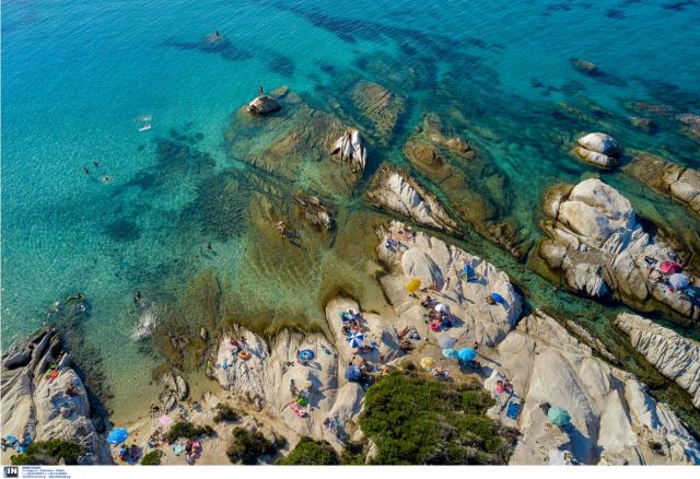 Εξωπραγματικές, ελληνικές παραλίες με εντυπωσιακούς βραχώδεις σχηματισμούς