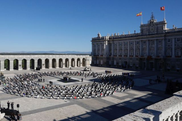Ισπανία: Συγκίνηση στην τελετή για τους 28.400 νεκρούς από τον κορονοϊό (pics)